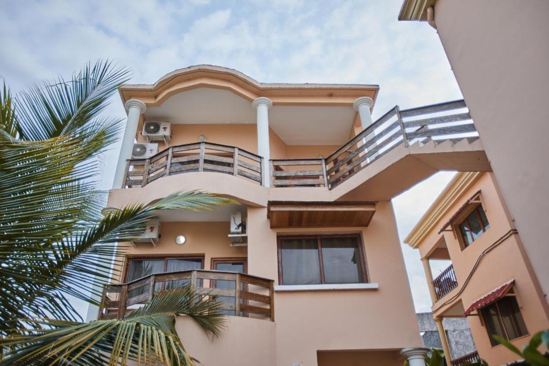 Appartement Charmant Et Lumineux Pointe Noire Esterno foto